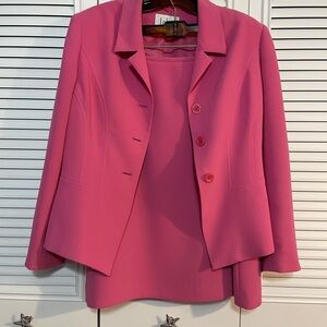 LeSuit size 12p. Pink 2 piece skirt and blazer. Like new.